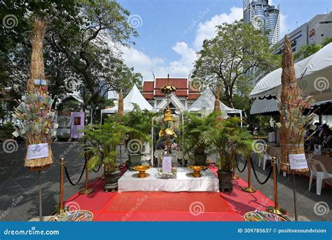 The Significance of Offering and Donating at Buddhist Temples