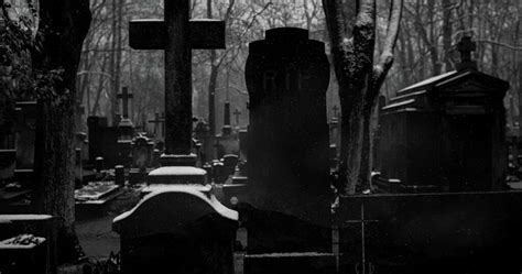 The Symbolism of Dreaming of Exploring a Graveyard