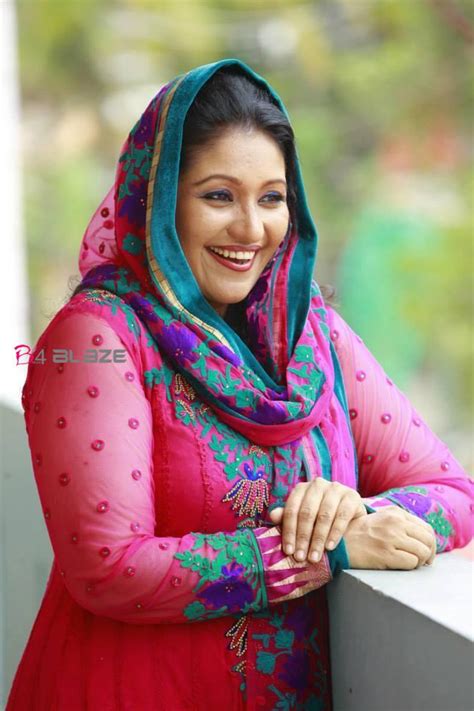 Thesni Khan Biography