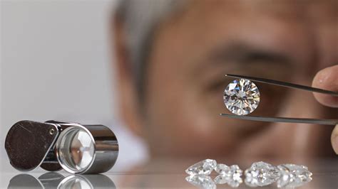 Understanding the 4Cs: A Guide to Evaluating Loose Diamonds