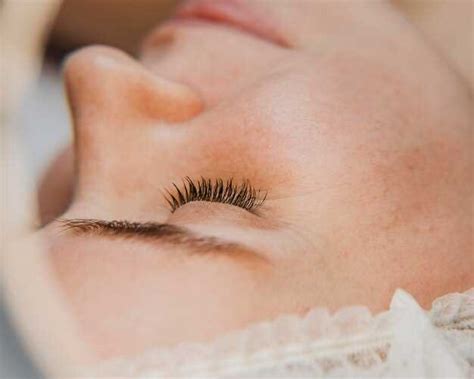 Understanding the Meaning behind Loss of Lashes in Dreams