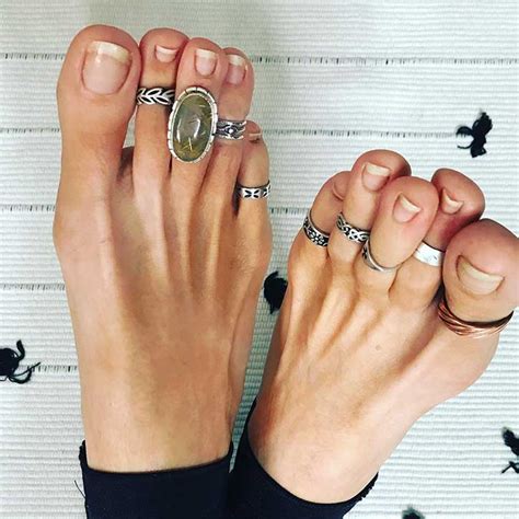 Understanding the Significance of Toe Rings in Fashion