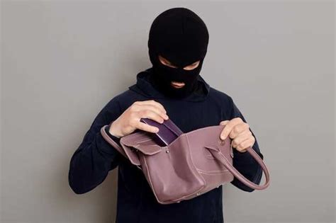 Understanding the Symbolism Behind Handbag Theft in Dreams