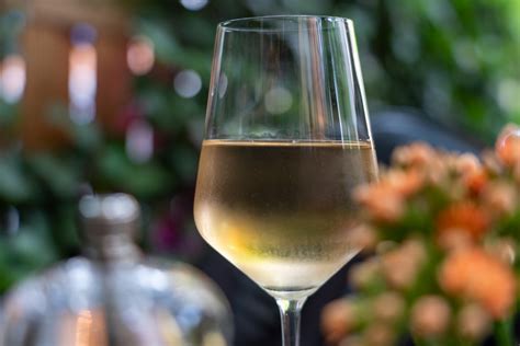 Unwind and Relax: The Perfect White Wine for a Chill Evening