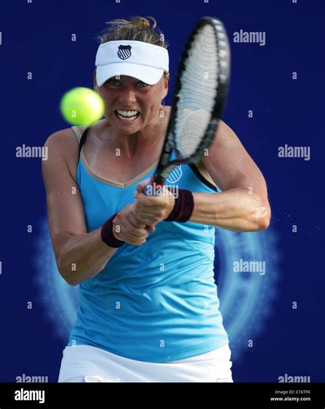 Vera Zvonareva's Tennis Style and Techniques