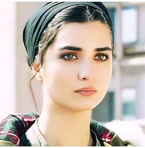 What is the age of the well-known Turkish actress Tuba Unsal?