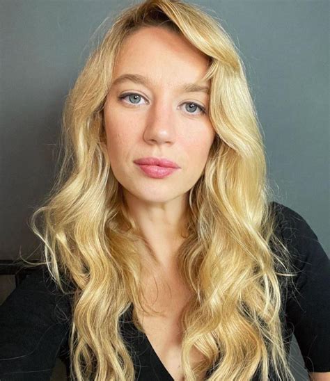 Yael Grobglas: Early Life and Education